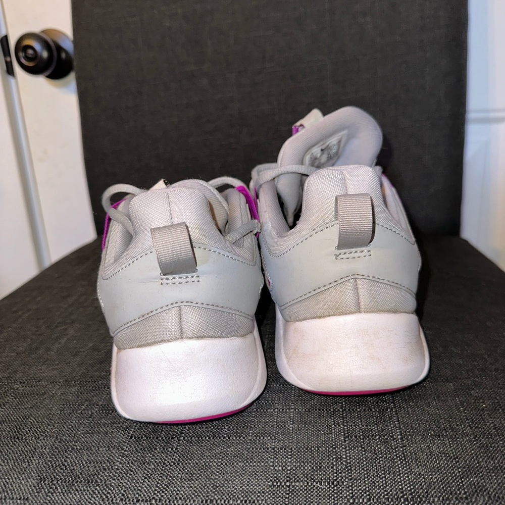 Nike Size 8.5 Women's Gray and Pink Athletic‎ Shoes - Picture 5 of 7